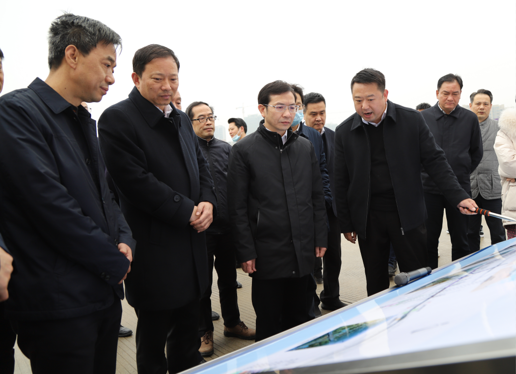 市委副書記、市長(zhǎng)黃喜忠一行視察九洲高架東延工程